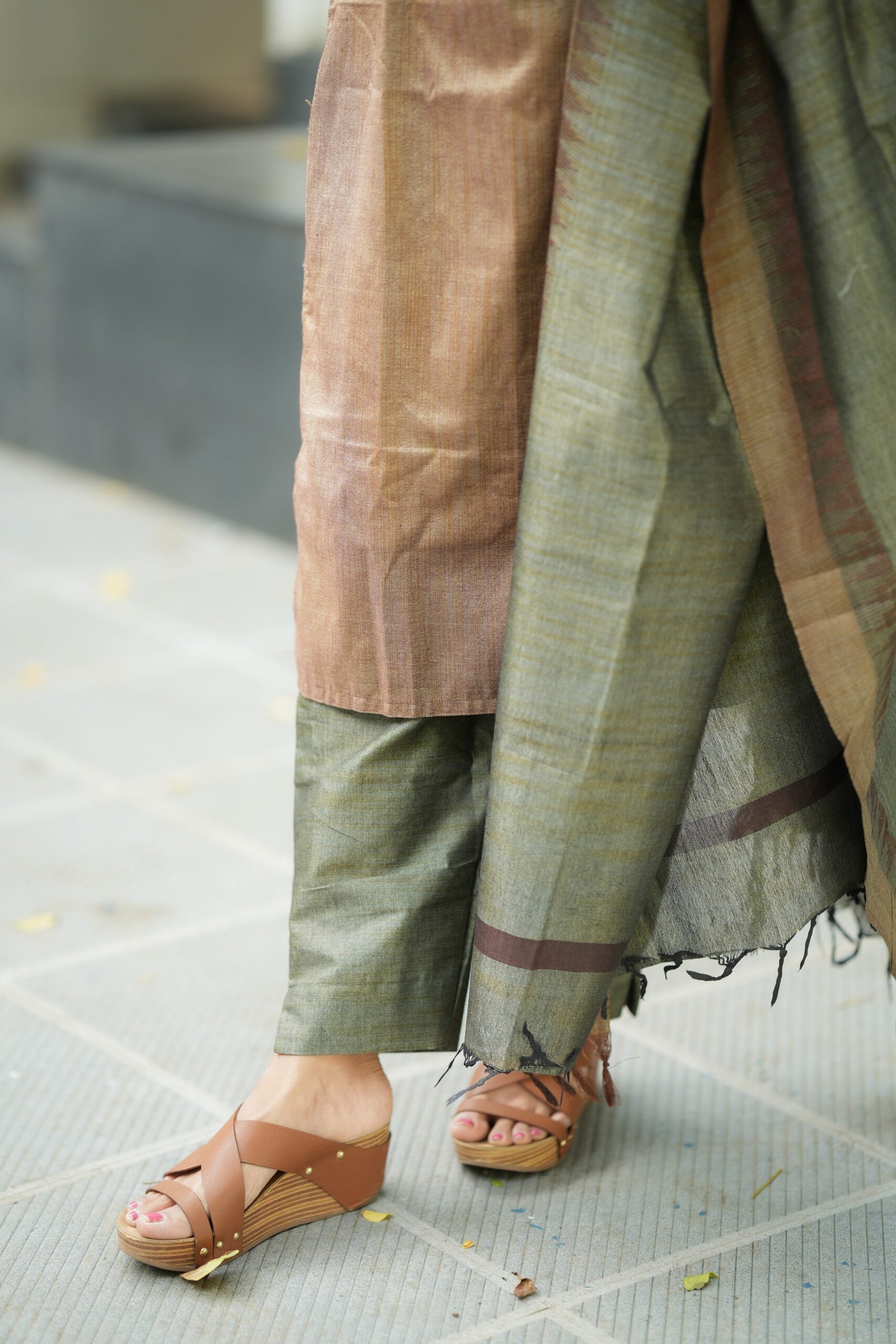 Dual Tone Handloom Set in Bronze & Olive - Image 2